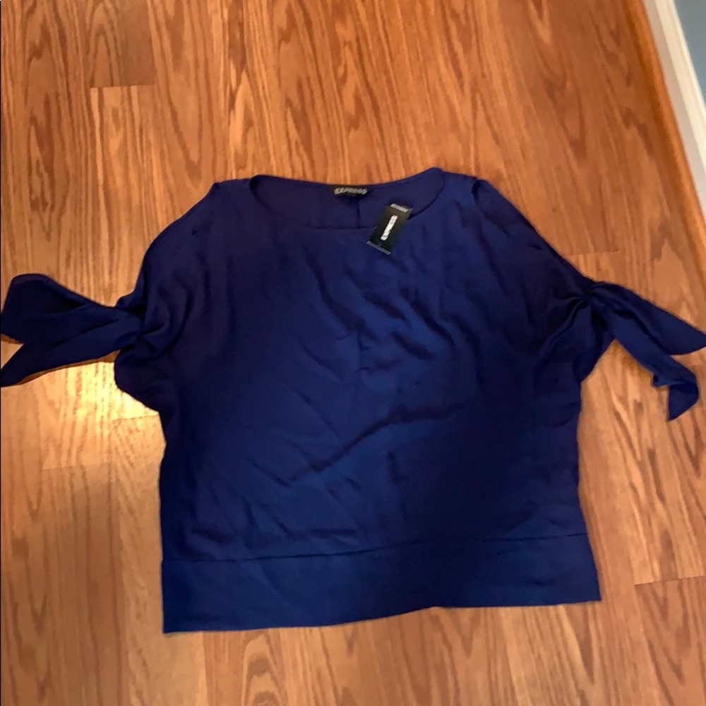 NWT cut out knot sleeve top